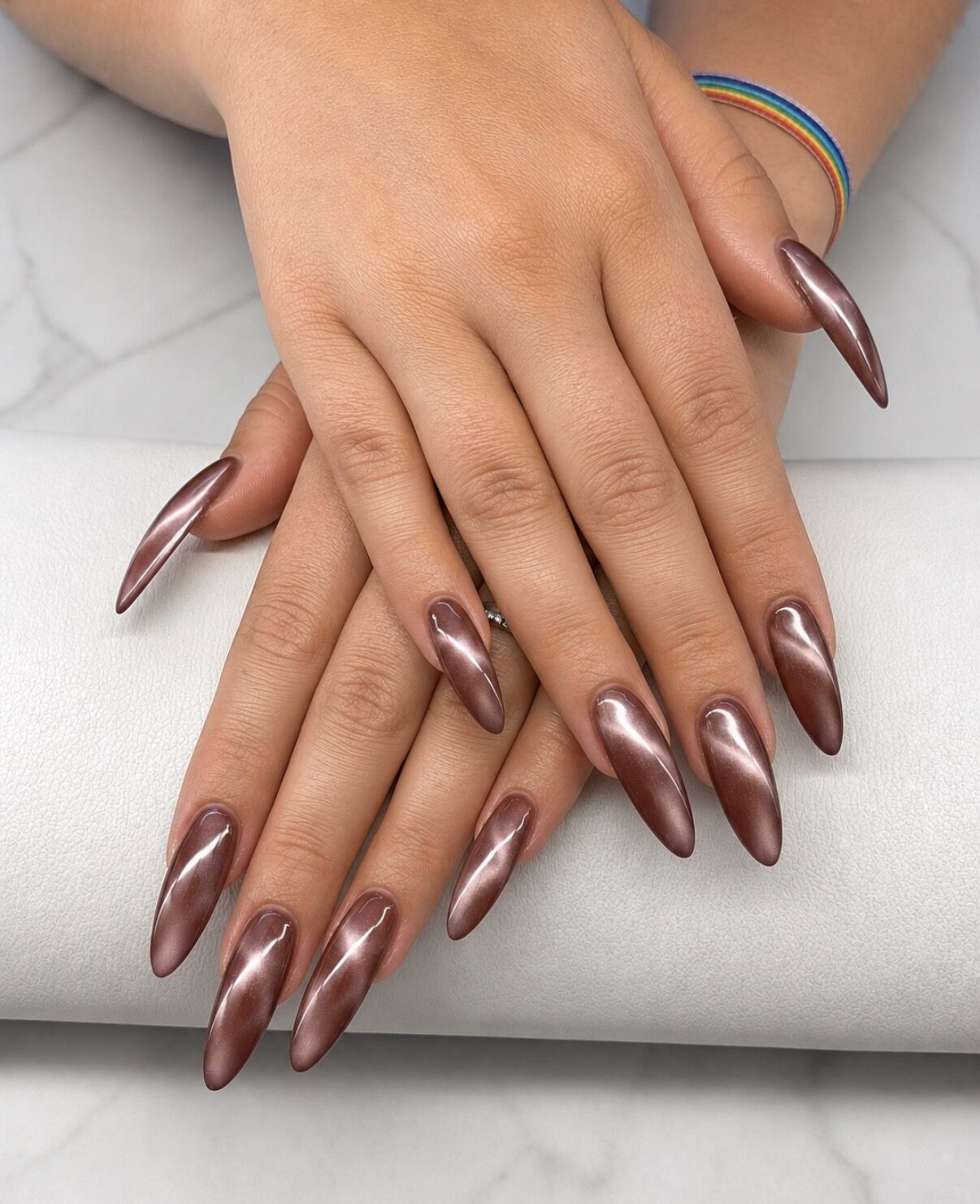 Ongles amande longs en chrome rose mauve très miroir.