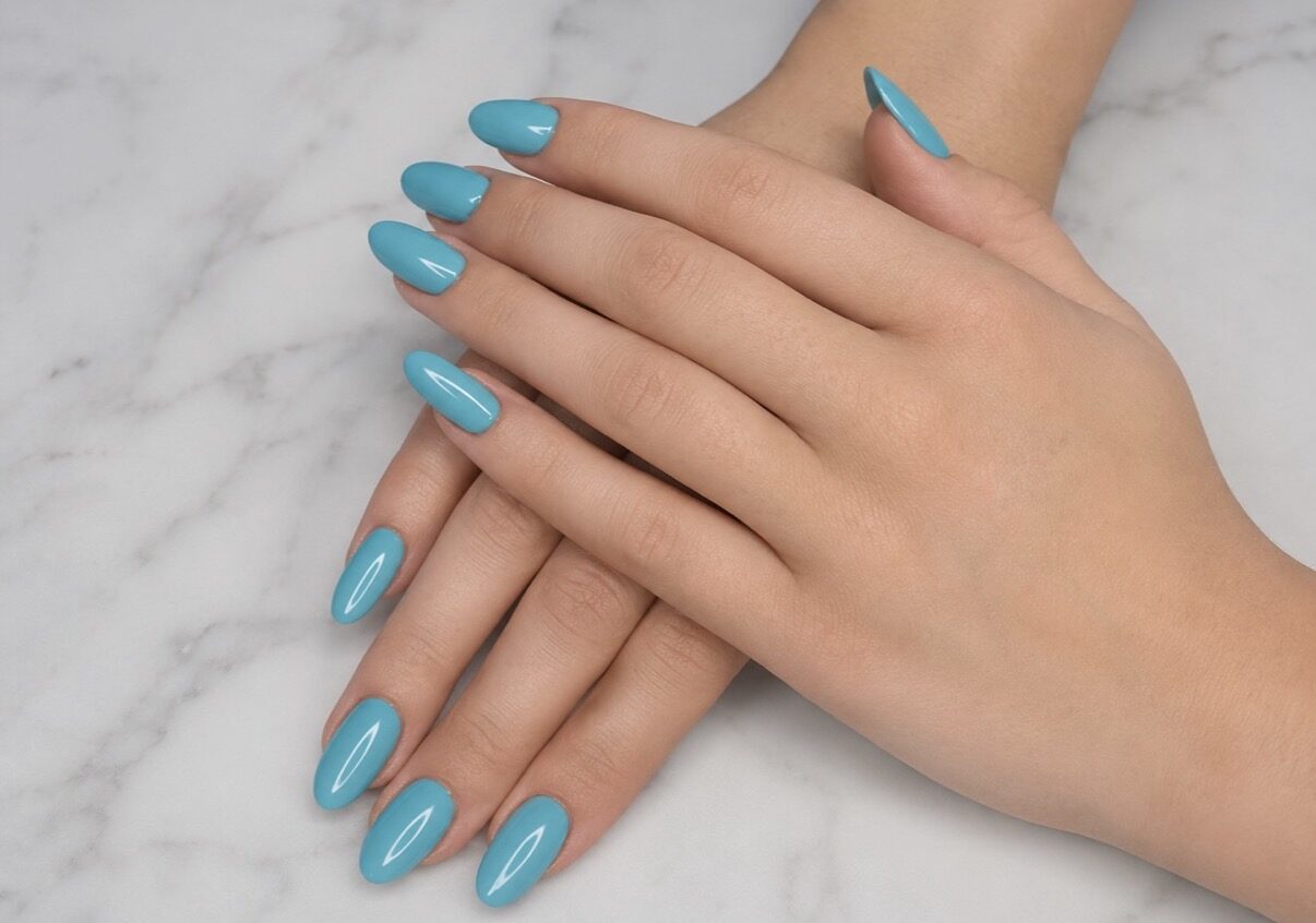 Ongles amande longs bleu turquoise, sur marbre gris.