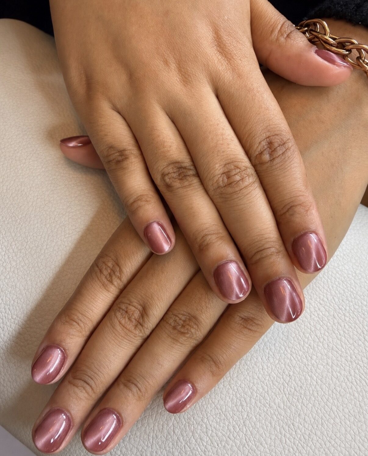 Ongles de longueur moyenne en chrome rose vif très réfléchissant.