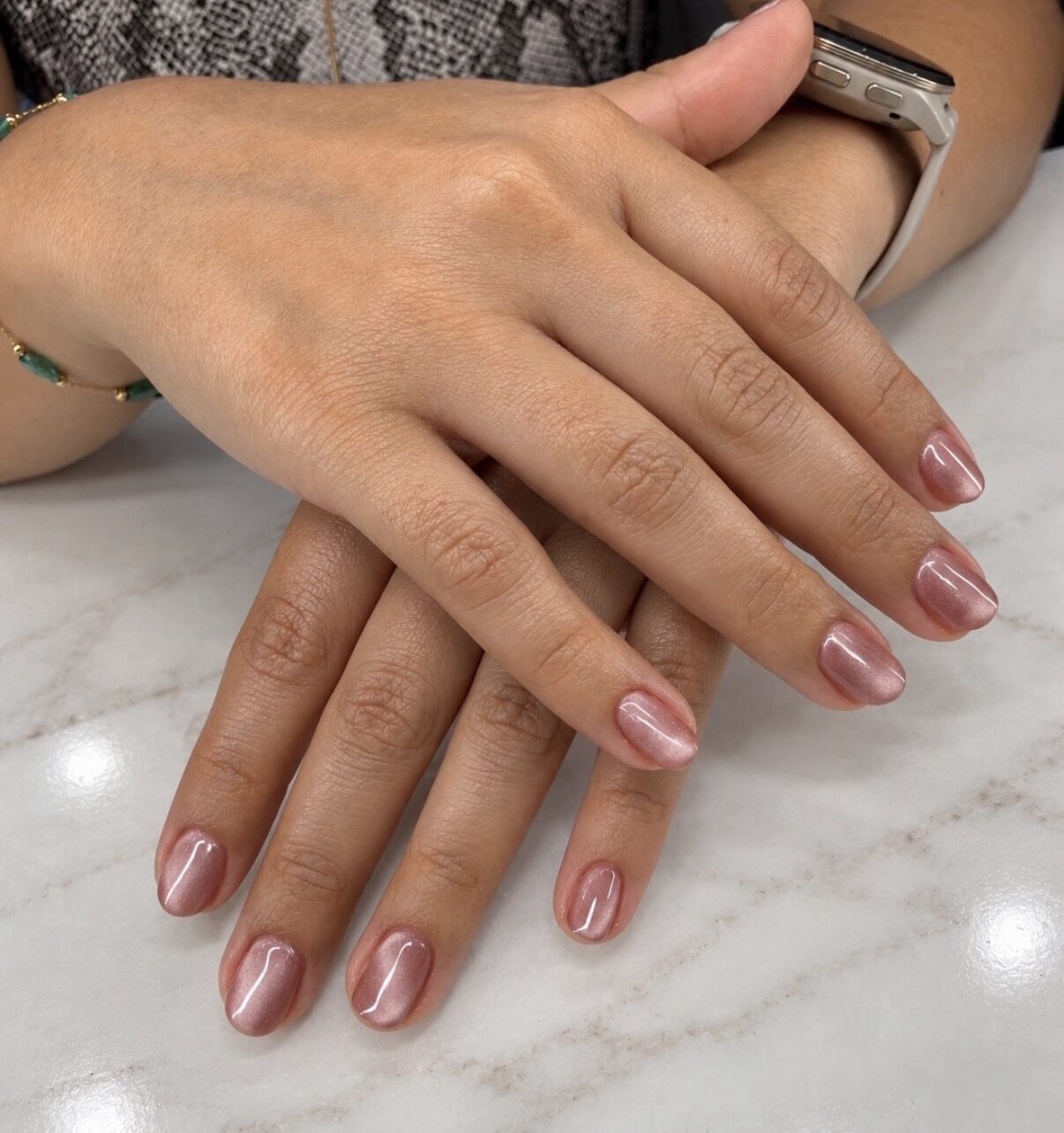 Renfort : ongles courts gardés à leur longueur naturelle, finition cat eye rosée.