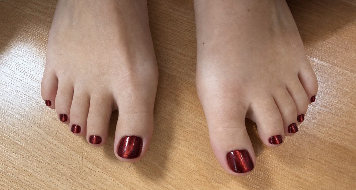 Pédicure bordeaux à effet chrome.