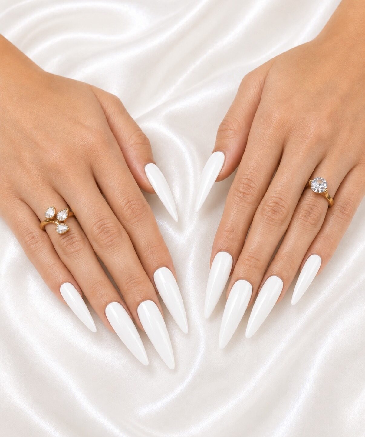 Rallongement : ongles stiletto blancs très longs, forme obtenue à la pose.