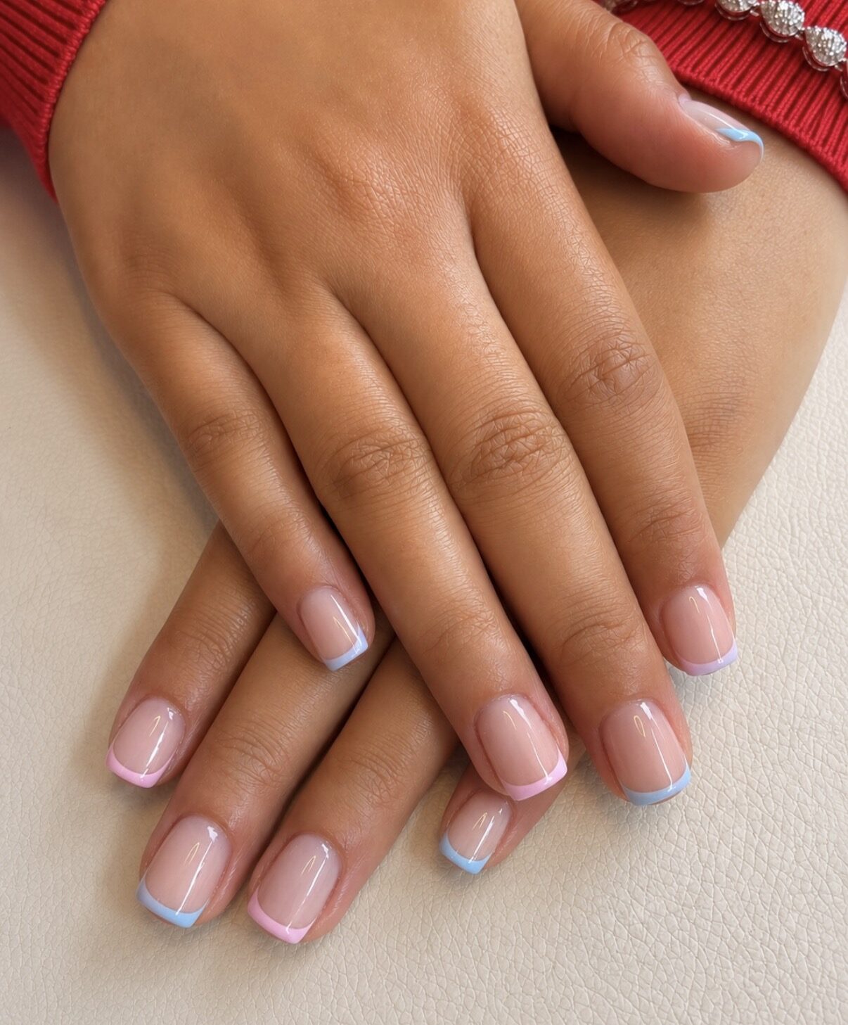 French bleu ciel sur ongles courts carrés, base rosée.