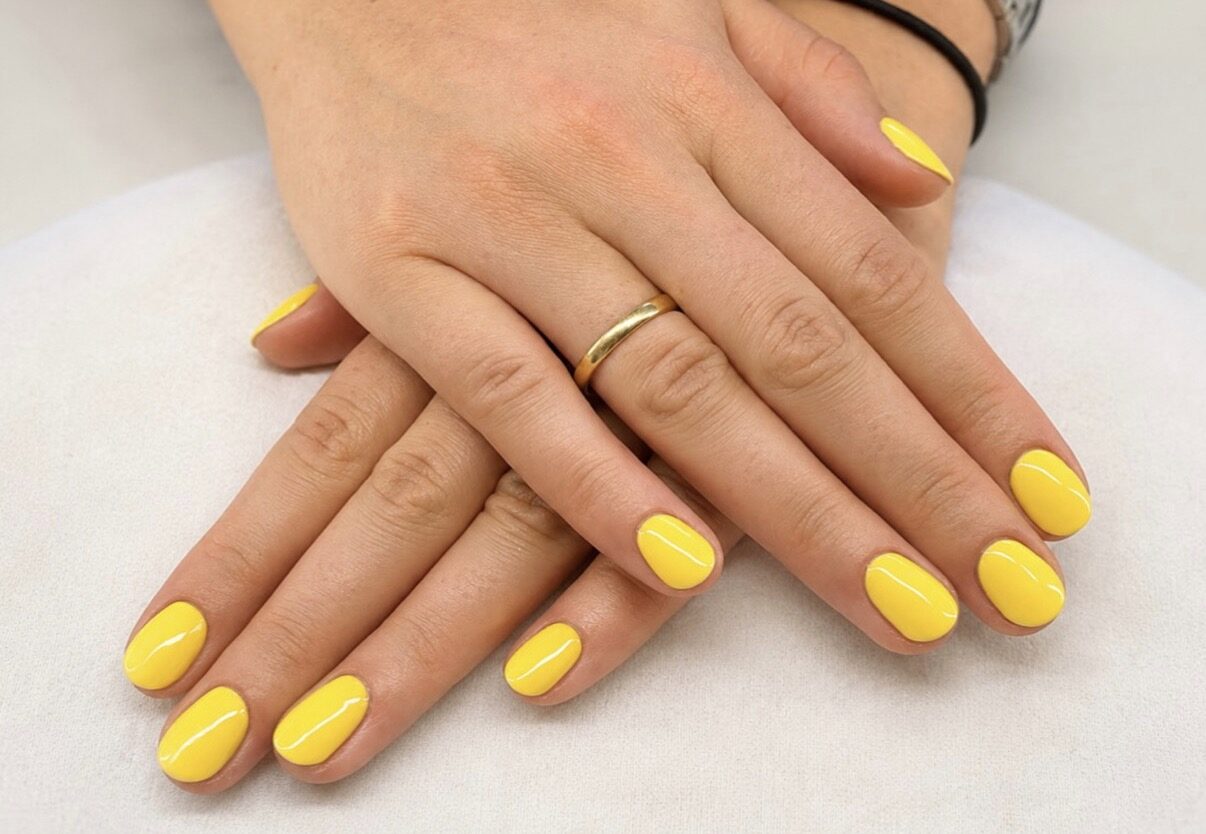 Ongles courts ovales jaune vif.