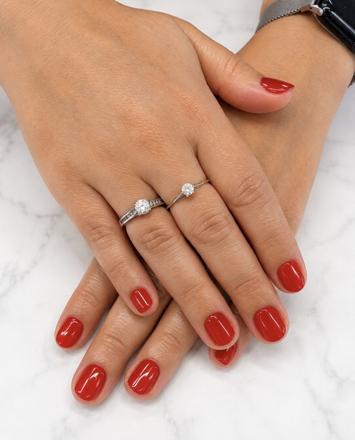 Ongles courts rouge vif, finition brillante.