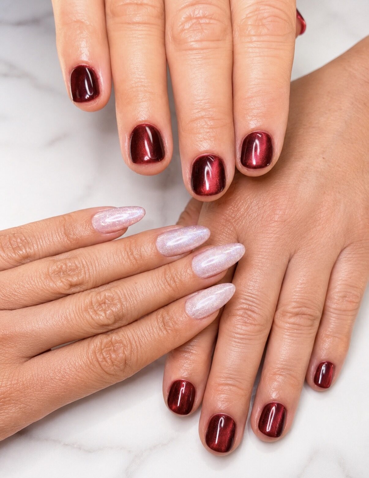 Deux paires de mains : chrome bordeaux profond et nacré rosé.