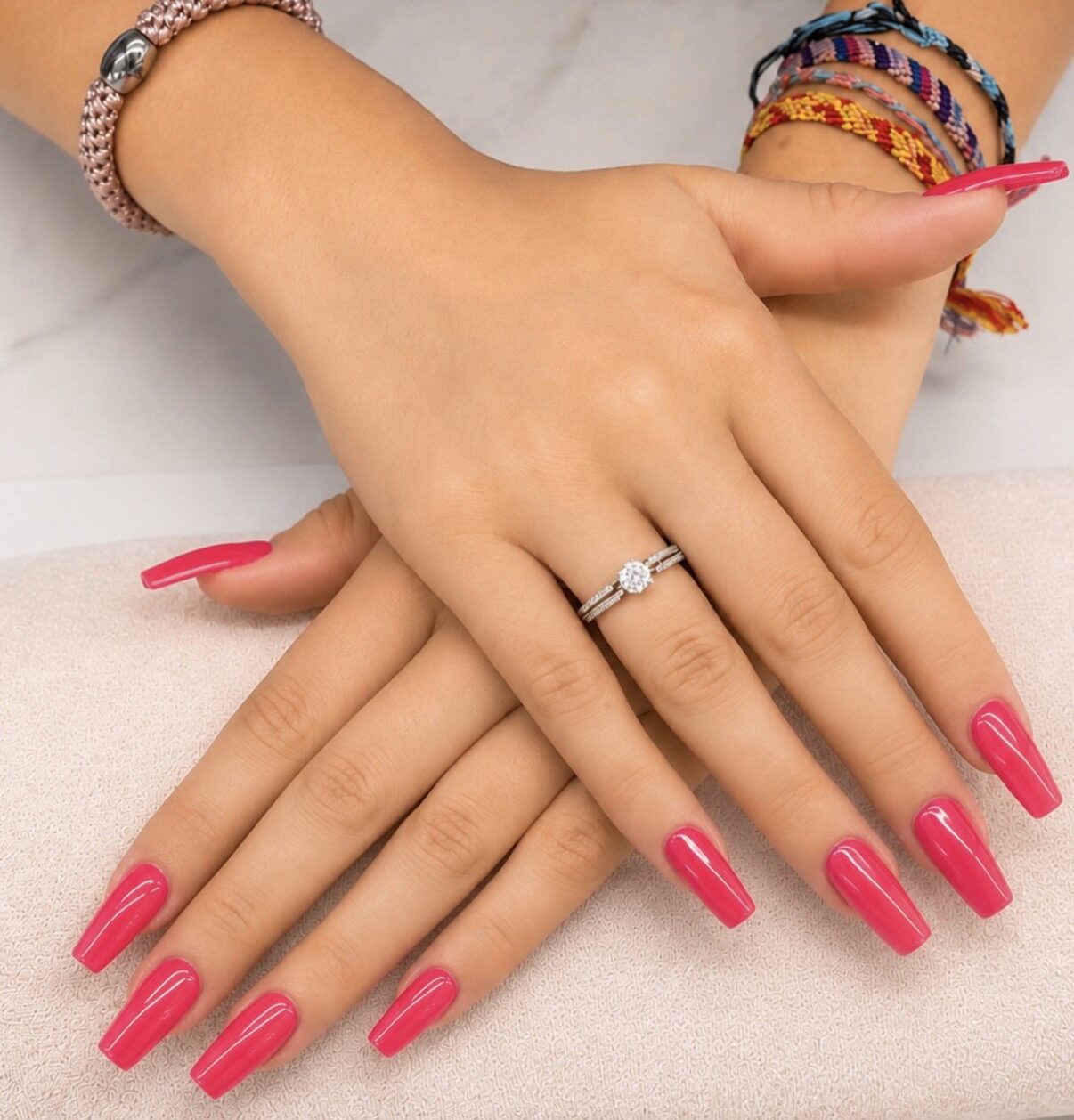 Ongles longs carrés rose fuchsia, finition brillante.