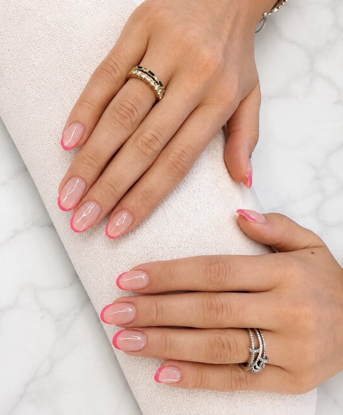 Semi-permanent : couleur corail posée sur ongles naturels courts, sans épaisseur ajoutée.