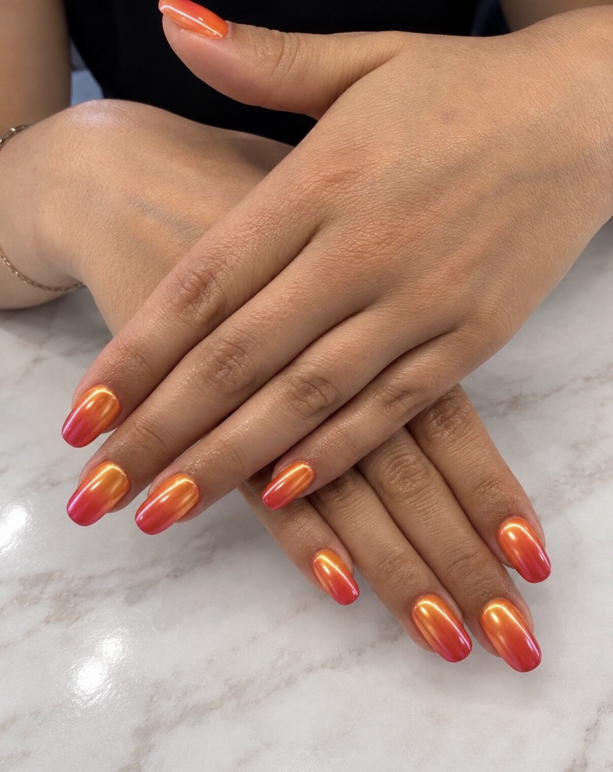 Ongles amande en dégradé orange corail, du plus clair au plus soutenu.